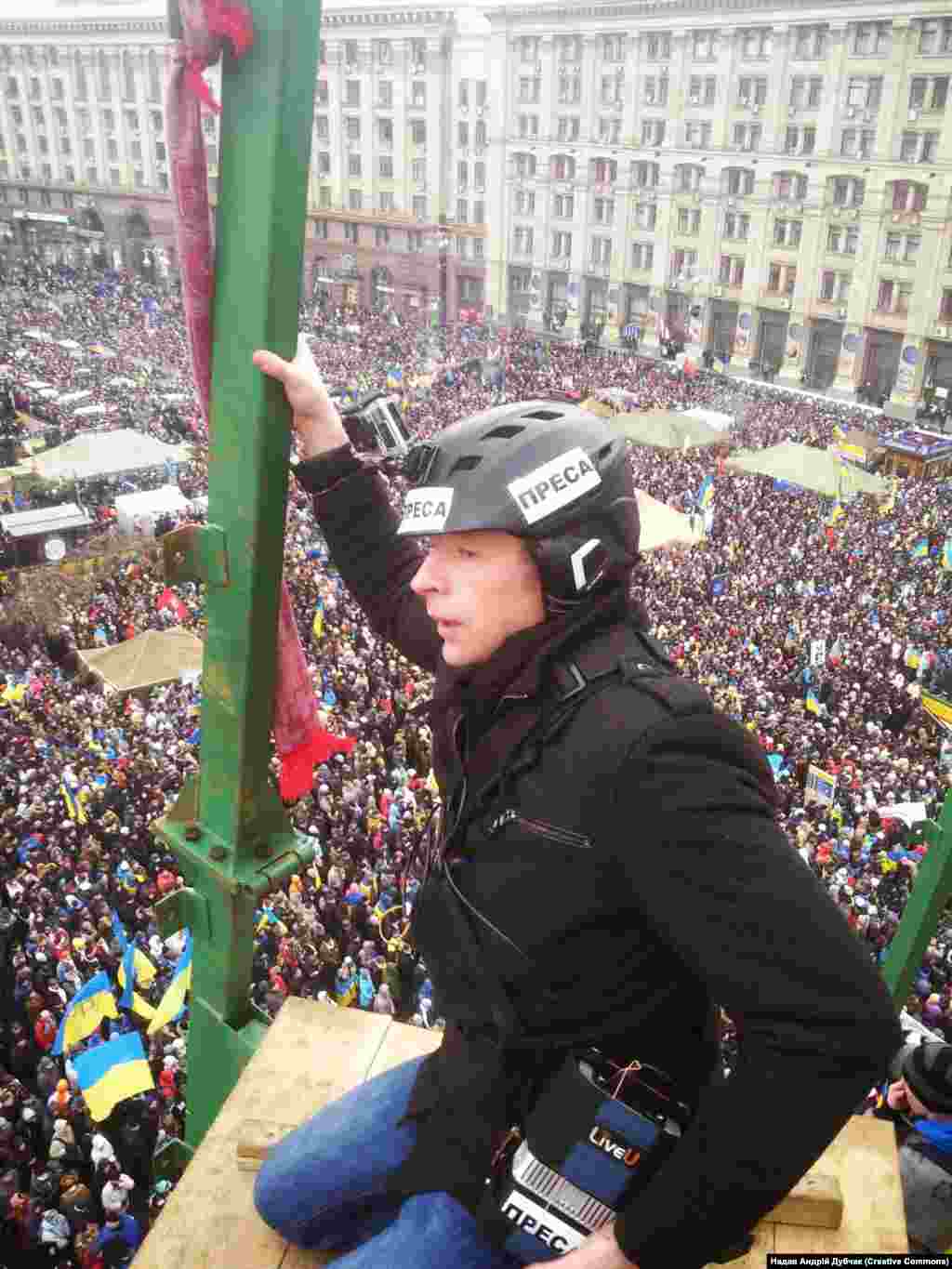 Революція гідності. Журналіст Радіо Свобода Андрій Дубчак на верхівці ялинки на майдані Незалежності під час народного віча &laquo;Марш мільйона&raquo;, звідки він зняв відео, яке згодом було відзначене, зокрема, премією The Lovie Awards 2014. Київ, 8 грудня 2013 року