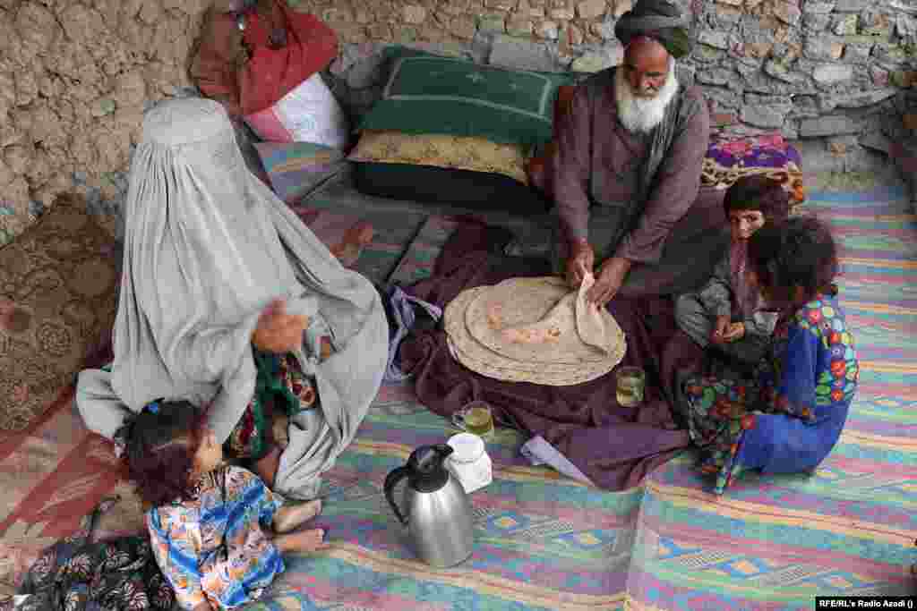 دا کندهار مېشته کورنۍ په خپله سهارنۍ کې چای او ډوډۍ خوري. ښځې او ماشومان د لوږې په وړاندې تر ټولو ډېر زيان&zwnj;منونکي دي. د ملګرو ملتونو د ماشومانو صندوق (يونېسف) د سږکال په لومړيو کې خبرداری ورکړی چې له پنځو کلونو کم&zwnj;عمره شااوخوا ۱،۱ مليون ماشومان د شديدې خوارځواکۍ له امله د مړينې له خطر سره مخ دي. د شمېرو له مخې، په افغانستان کې له ۳،۲ مليونه زيات ماشومان په خوارځواکۍ اخته دي. 